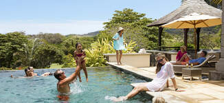 HTV-Lifestyle-4-Family-Friends-Pool-Grande%20vignette.jpg